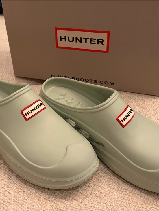 Hunter Shoes - Hunter Slip-On Elana Clogs in light green with Red Logo/new without tags/sz 9